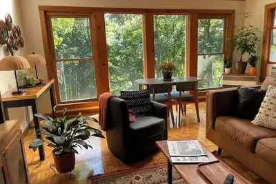 Image de Escape to the mountains, immerse in the beauty of the trees & peaks.