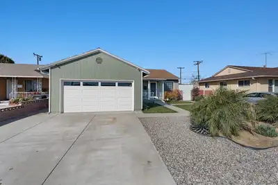 Image de 3 Bedroom 1 Bath Mural Oasis in El Camino Village- Lawndale Ca