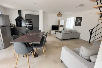 Image de maison neuve au pied des plages de Penvins