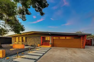 Mcm Home w\/ Heated Pool & Chef Kitchen