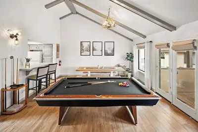 Image de Naughty Pine Cain By Destination Big Bear: Walking Distance to Bear Mountain, Golf Course and Zoo! Pool Table! Ev Charger!