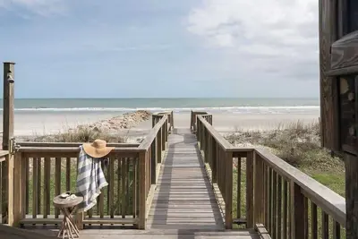 Image de Oceanfront 7-bed home with grass backyard & grill