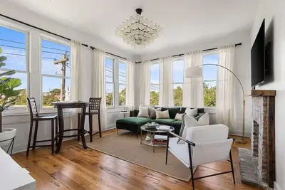 Image de Top Floor & Lake Views! Stylish 2br Downtown Condo