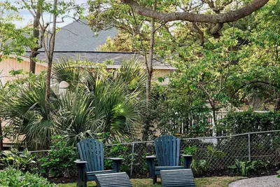 Image de Bright 3-Bed Cottage w/ Grill, Steps to the Beach!
