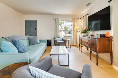 Image de Updated Home w/ Private Deck, 1 Mi to Rose Bowl!