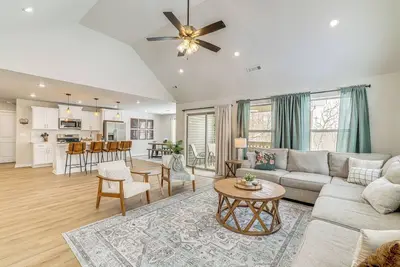 Image de Hike, Bike & More: Bella Vista Home w\/ Game Room!