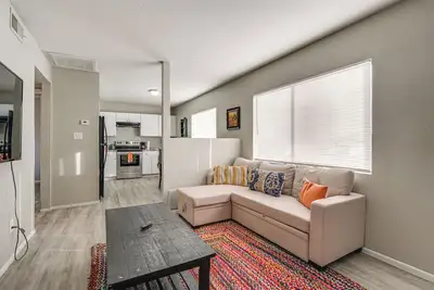 Image de 2 Mi to Dtwn & Chase Field: Condo w/ City View!