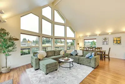 Image de Dock w\/ Canal Access: Home in Ocean Shores