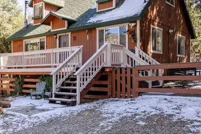 Image de Legacy Pine \nCozy 4-bedroom cabin in wonderful Pine Mountain Club