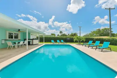 Image de Poolside Palm retreat with Jacuzzi