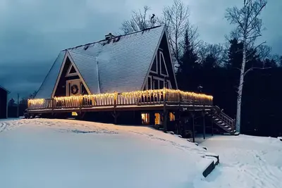 Image de Cedar A-frame cabin with finished bunkhouse, sleeps 14. WiFi, Ac in Glover, Vt