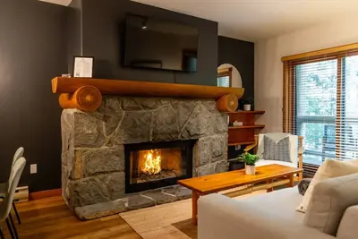 Image de Spacious 1. 5br: 5 min to Village with Private Hot tub & Pool!