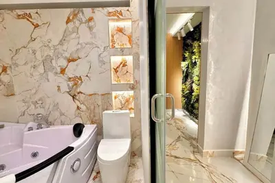 Image de Dubai-Inspired Luxury Suite Private Jacuzzi!