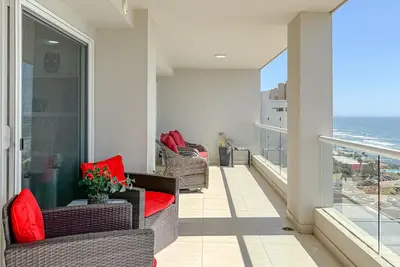 LuxuryPenthouse-Jolla Excellence-Indoorpool&Beach