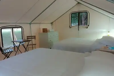 Image de Double Queen-Vue sur la baie-Tente-Salle de bain partagée