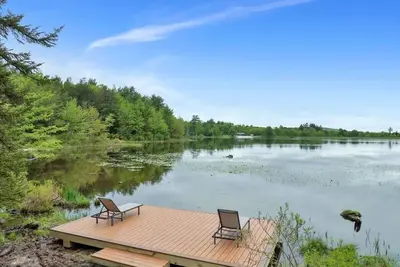 Image de Bliss by the Lake, Private Lakefront Kayaks MovieRoom FirePit HotTub