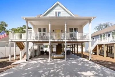 Image de 15-minute walk to the beach \nBeautiful New, pet friendly home on Oak Island, Nc
