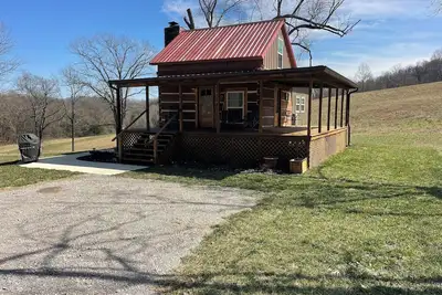 Image de Rustic 2-bedroom cabin in charming Pulaski, Tn situated on 40 beautiful acres.