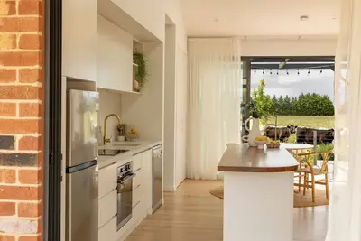 Image de New-Stylish Bungalow w\/ Hot Tub!