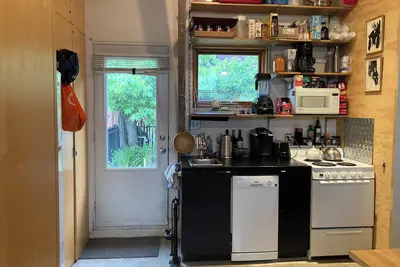 Image de Cozy Studio+ with WiFi and Ac in Charming Toronto