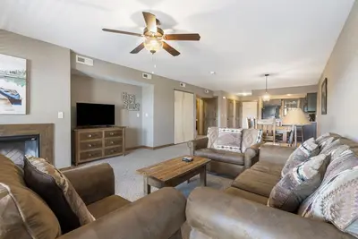 Image de Walk In Condo just 2 Min to Sdc, Resort Perks, Lake Access, Ticket Deals!