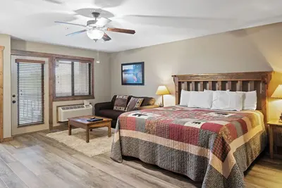 Image de Lake Community Studio for two. Enjoy Ticket Deals, Resort Amenities and close to Silver Dollar City!