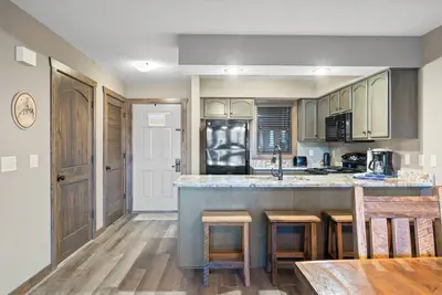 Image de 1 Bd/Sleep 8- Lake Community Condo, Resort Amenities Galore and Ticket Deals for our guests! !