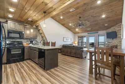 Image de Close to Silver Dollar City with Resort Perks! 3 Bdrm Penthouse Lake Condo, Ticket Deals!