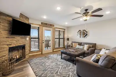 Image de Ticket Deals! Room for 10 at this lovely Lake Condo! 2 min to Sdc, Close to Hwy 76!