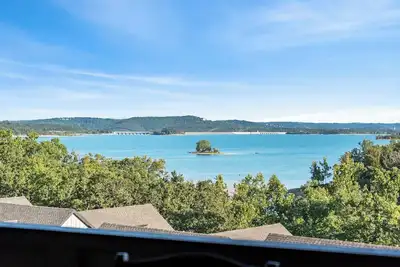 Image de 2 Bd Lake Condo Close to Silver Dollar City, Sleeps 10! Ticket Deals & Resort Perks!