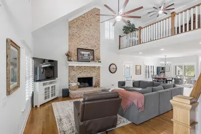 Image de Charming 3 bed, 2. 5 bath farmhouse with hot tub, firepit, and seasonal pool!