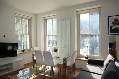 Image de BnBNook - Stylish 3br by West End and Covent Garden