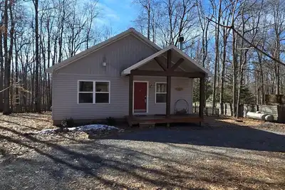 Image de The Hideaway House- 3 bedroom with Hot Tub, Fenced Yard, Lake Access