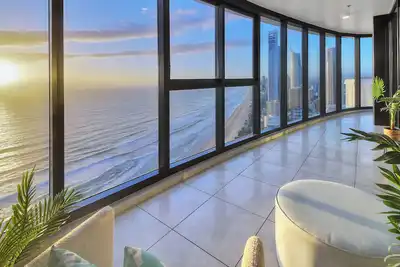 Image de Ocean Beachfront Luxe Escape at Surfers Paradise Parking