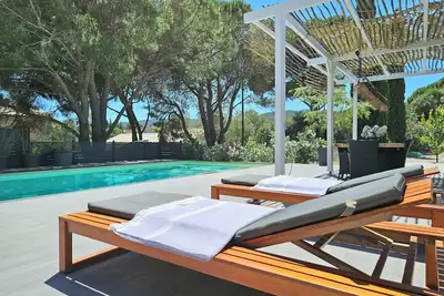 Image de Belle villa avec piscine au centre d'un village