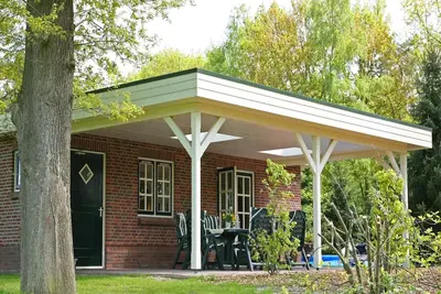 Image de Maison avec bain à remous et cheminée extérieure