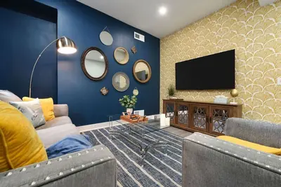 Chic Stay: King Bed, Pet-Friendly, Prime Location