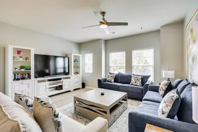 Image de 1 Mi to Ocean: Modern Carolina Beach Townhome