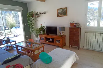 Image de Confortable maison de campagne avec grand terrain clôturé. Chiens acceptés