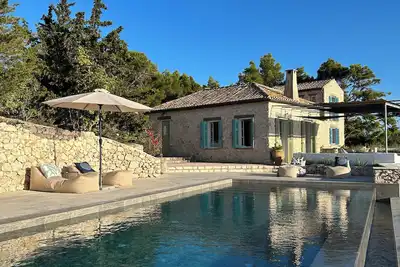 Image de Beautiful secluded villa, private 12m infinity pool and incredible sunset views