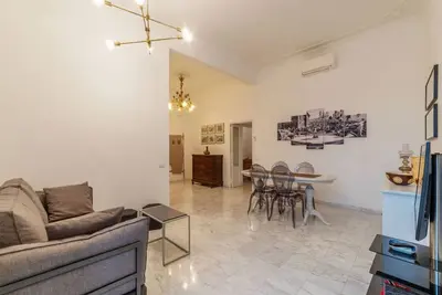 Image de GuestHost - Historic and elegant apartment located on the fourth floor of a building with a lift (Not suitable for disabled people). There are 6 steps at the entrance. In 90 square meters of space accommodates 4 people with a two bedrooms. The ideal