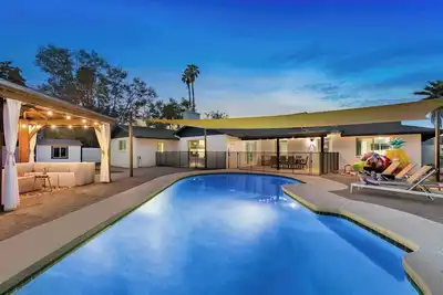 Luxe Retreat - 2 Masters Pool Fire-Pit Gazebo Putt