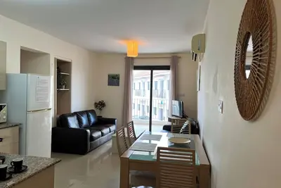 2 Bedrooms Apartment 800m to Beach with Pool&Gym