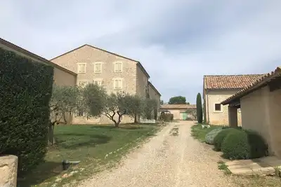 Image de Studio familial paisible avec piscine au cœur de Valensole
