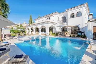 Image de Spacious 6-bedroom villa in beautiful Marbella Elviria next to Santa Maria Golf