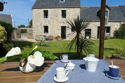 Image de Jolie maison en pierre avec jardin arboré pour 6