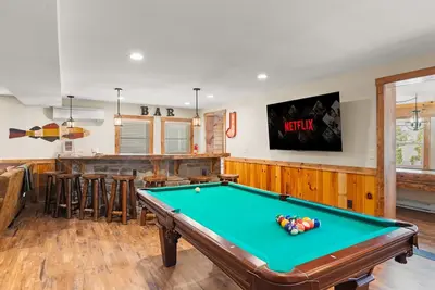Image de Sleeps 22, Game Room, Loft, Hot Tub, Mins to Lake