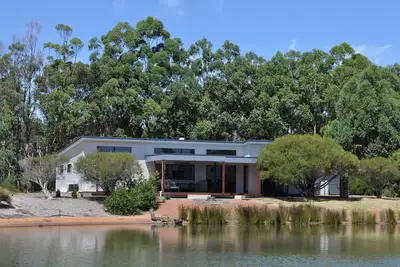 Image de Wharfedale- an eco-friendly home, enjoying a beautiful lakeside outlook