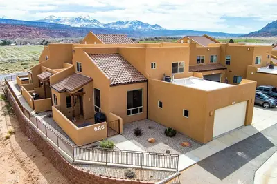 Image de New Listing! Minutes to Arches & Downtown Moab | Hot Tub & Pool