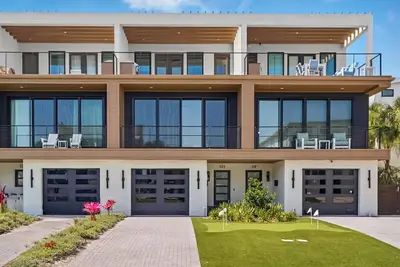 Image de Modern Seaside Retreat with Ocean Views - 3 blocks from the Beach